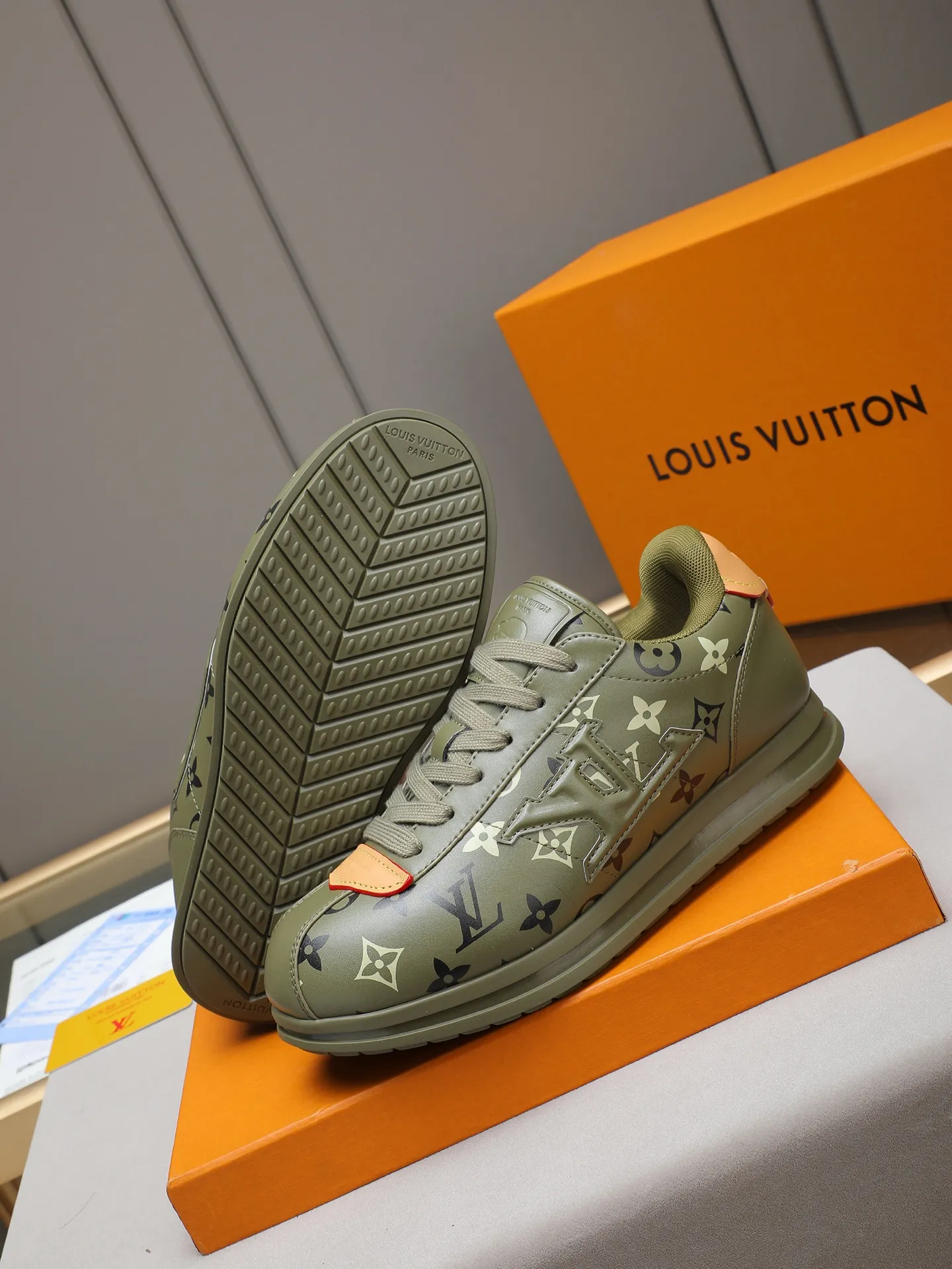 PP560 LV Louis Vuitton L Jialu Brand Runner Tatic Series Thick-soled Casual Sports Shoes Running Shoes Original purchase, development and production This LV Runner Tatic sports shoe combines technical materials such as mesh fabric and ribbons to interpret the inspiration of traditional mountaineering shoes. LV letters are written on one side, the lariat buckle of the quick lacing system is embellished with Monogram flowers and Louis Vuitton logos, and the light and wear-resistant rubber outsole completes the whole. ▪️Fabric: Original imported cowhide + mesh ▪️Inner lining: Original customized breathable mesh ▪️Sole: Original open-molded anti-slip rubber combination material ▪️Size: Men's 38-44 (customized for 45 and 46)